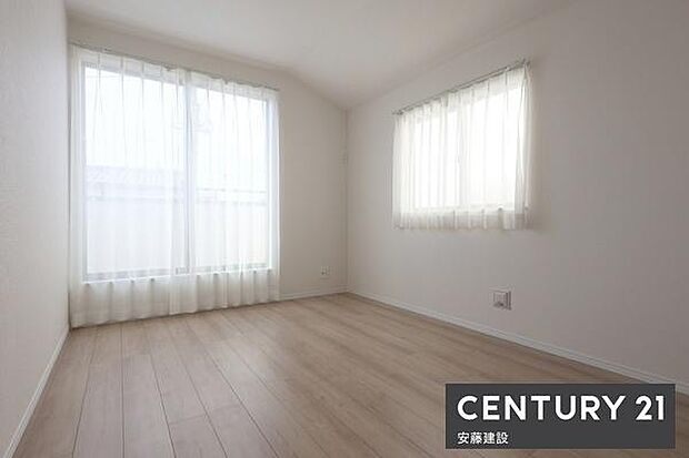 【 子供部屋 / 6.5帖 】明るくゆとりのある広さの洋室!クローゼット完備どんな家具にも合わせやすい白基調のお部屋です