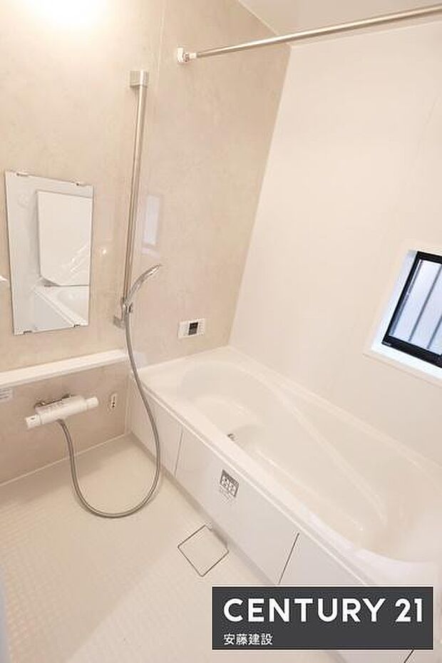 【 浴室 / Bathroom 】たっぷりのお湯にゆったり浸かれそうな、清潔感ある浴室です。ホスクリーンが備わっており、雨の日でも部屋干し可能