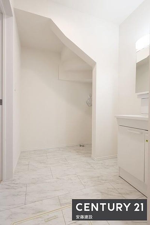 【 洗面所 / Washroom 】清潔感溢れる洗面所は、忙しい朝もストレスフリーに身支度できそうな空間しっかり収納もできる独立洗面化粧台完備!