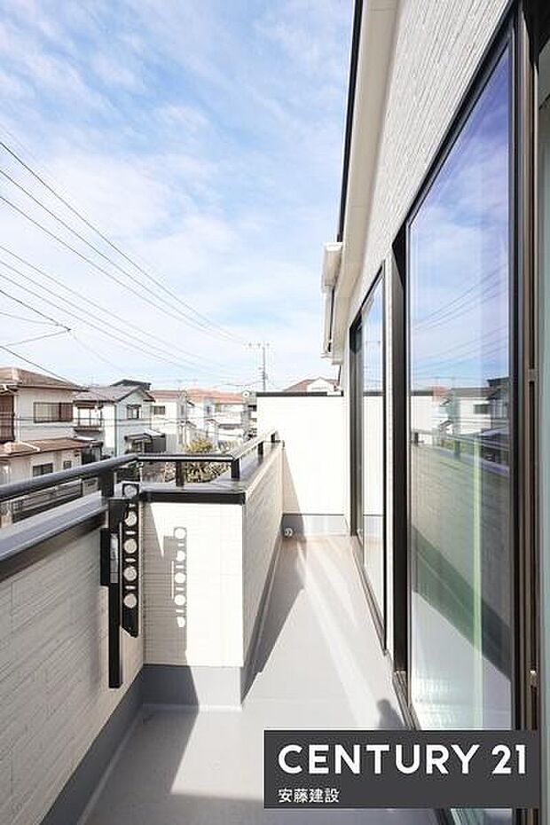 【 バルコニー / Balcony 】2部屋から出入可能な南西向きバルコニー!陽当りがよく洗濯物もしっかり乾きます