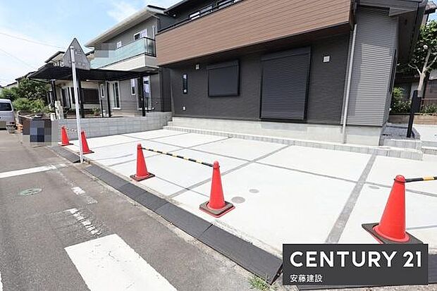 【 駐車場 / parking 】並列2台可能な駐車スペースご夫婦それぞれのお車をお家の前に停めることができます