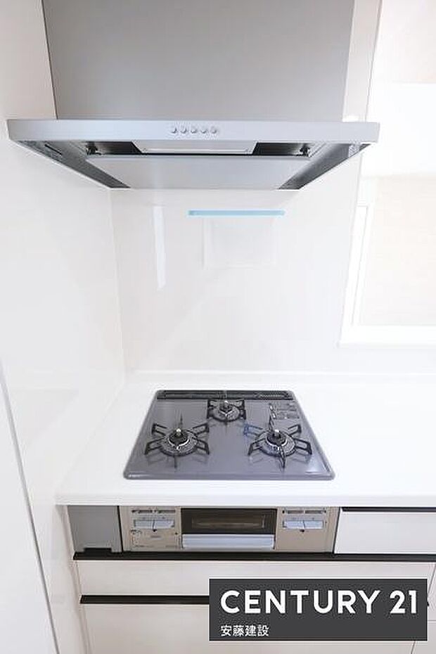 【　整流板レンジフード　】油煙を整流板が一手に受け止め、換気効率を大幅向上。フィルターや換気扇への汚れを防ぐため、日常のお手入れは整流板を拭くだけでOK！