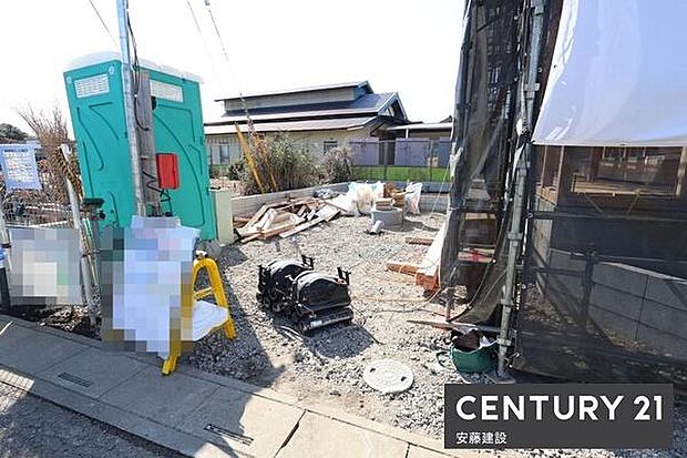 【 駐車場 / parking 】並列2台可能な駐車スペースご夫婦それぞれのお車をお家の前に停めることができます