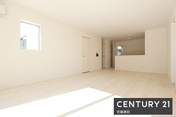 【 リビング / 19.5帖 】大型のソファや6人掛けのダイニングテーブルを置いても余裕のある広さのリビング!お子様のスタディスペースや、テレワーク用のデスクを設けることも可能です