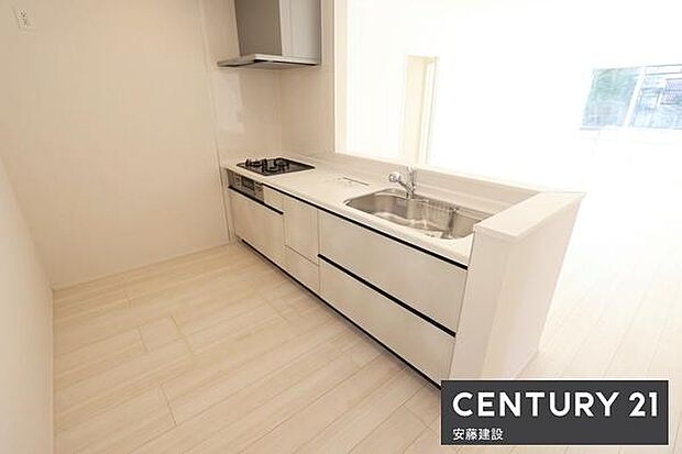 【 キッチン / Kitchen 】収納と作業スペースを確保した対面式システムキッチンリビング全体を見渡せるので、お子様の様子を見守ったり家族との会話も楽しめます!