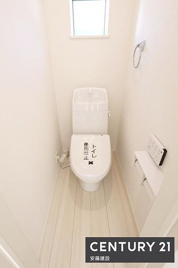 【 トイレ / toilet 】ウォッシュレット付きトイレ窓があり素早く換気できます