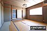 寝室：【　2階和室　/　8帖　】バルコニーに面して明るくあたたかなお部屋！使い分けがしやすい2つの収納付き