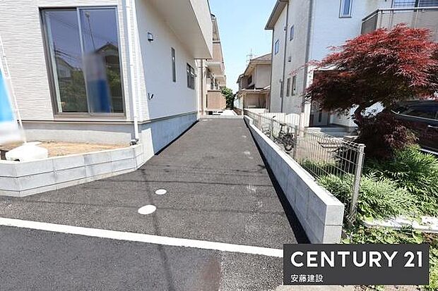 【　駐車場　/　parking　】駐車1台可能なスペース奥行きがあり、物置や自転車もしっかり置ける広さ