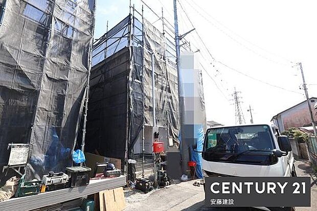 防犯カメラや電子キー、TVモニター付インターホン等が備わったセキュリティ面安心の邸宅