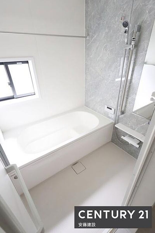 【 浴室 / Bathroom 】ゆったりと至福のバスタイムを過ごせそうな清潔感ある浴室ホスクリーンが備わっており、雨の日でも部屋干し可能!