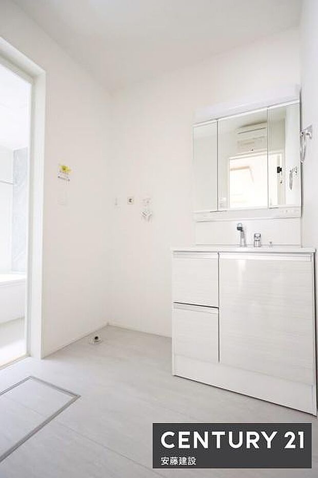 【 洗面所 / Washroom 】清潔感溢れる洗面所は、家族みんなが快適に使えるよう配慮された空間バタバタしがちな朝の時間も、ゆとりをもって過ごせます!
