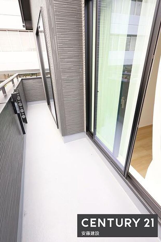 【 バルコニー / Balcony 】2部屋から出入可能な南東向きバルコニー