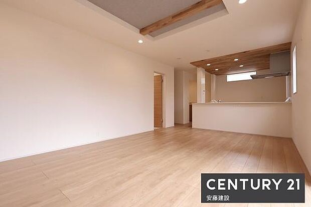 【　リビング　/　19帖　】明るくあたたかな、しっかりとした広さのリビングダイニングテーブルとソファーを置いてもゆとりが生まれる空間