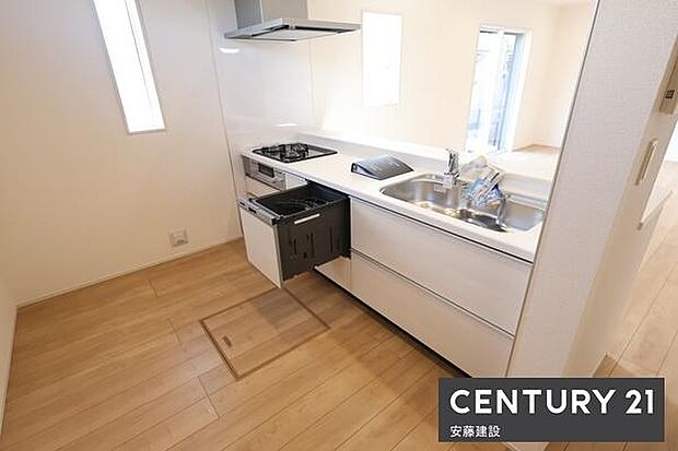 【　キッチン　/　Kitchen　】リビングを見渡せるオープンキッチンで、お料理の受け渡しもスムーズ！食洗機完備で家事を時短できます