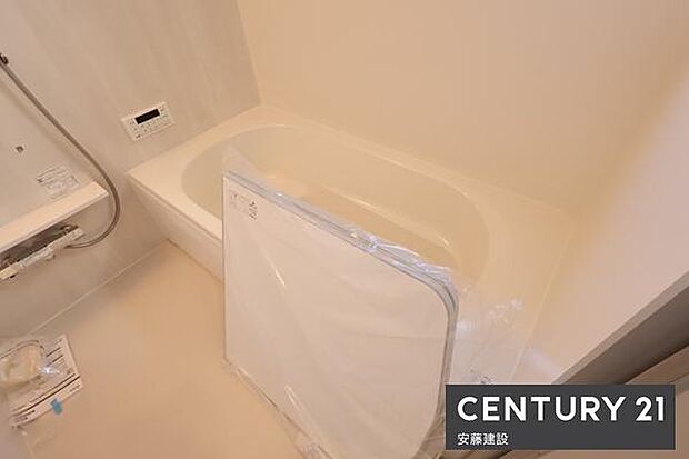 【　浴室　/　Bathroom　】ゆったりと至福のバスタイムを過ごせそうな清潔感ある浴室