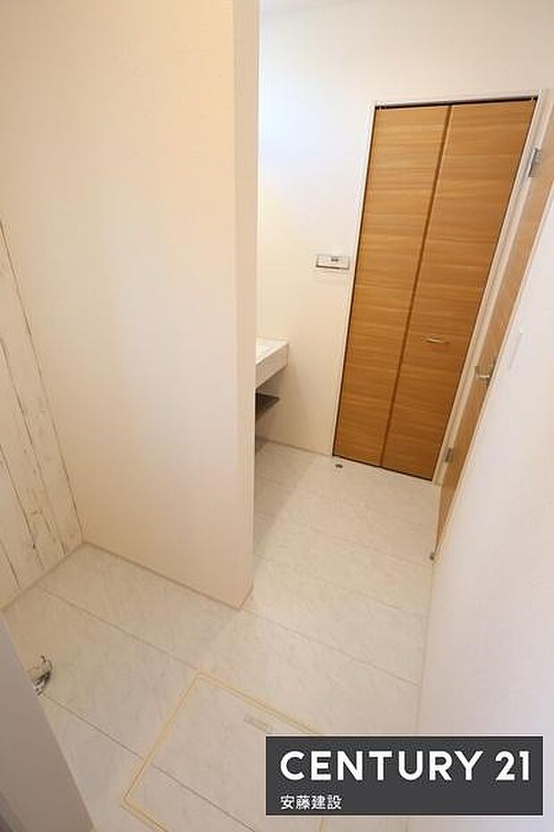 【　洗面所　/　Washroom　】洗面所はゆとりある広さで、忙しい朝もストレスフリーに身支度できそうな空間浴室側と仕切りを作れば、家庭内でのプライベート性の確保や入浴中の洗面台使用も可能！