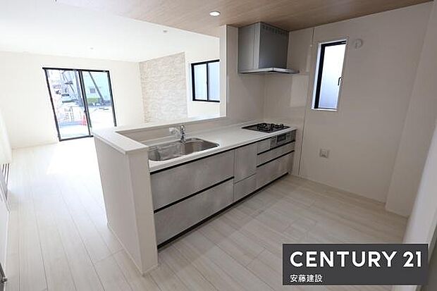 【　キッチン　/　Kitchen　】リビングを見渡せるオープンキッチンで、お料理の受け渡しもスムーズ！窓があり熱やにおいがこもりにくい設計