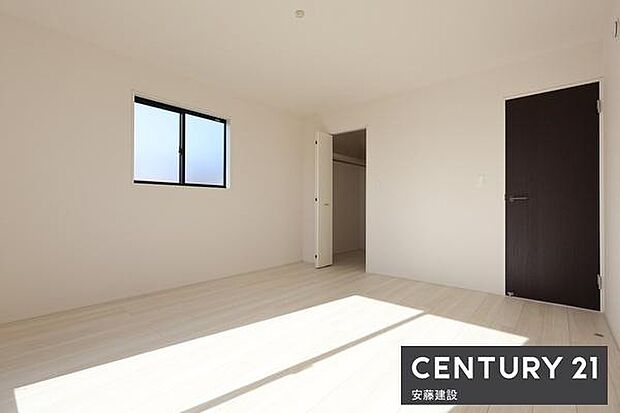 【　寝室+WIC　/　9帖　】お好みの家具を置いてこだわりの空間を作れるゆとりの寝室