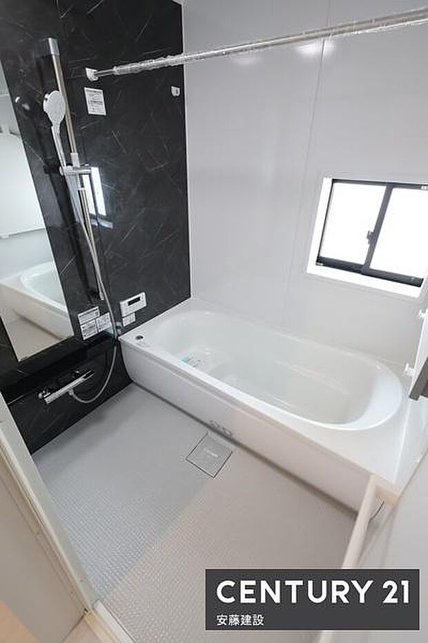 【　浴室　/　Bathroom　】たっぷりのお湯にゆったり浸かれそうなゆとりの浴室浴室暖房乾燥機が備わっており換気しやすく、冬場は過度な温度差を防げます