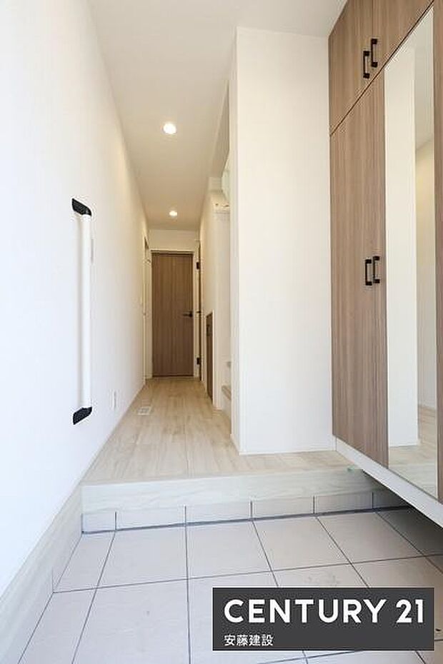 【 玄関 / entrance 】白を基調とした清潔感あふれる玄関は、間口が広く開放的な空間空間に広がりを感じられるミラー付シューズボックス完備