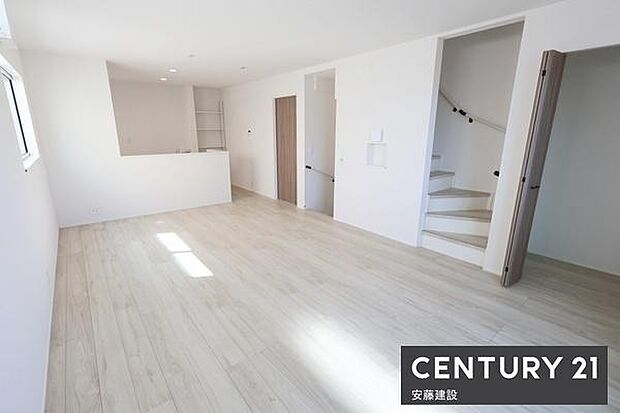 【 2階リビング / 18帖 】プライベート性が高く、落ち着いて暮らせる2階リビングダイニングテーブルとソファーを置いてもゆとりが生まれる空間