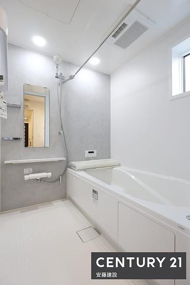【 浴室 / Bathroom 】ゆったりと至福のバスタイムを過ごせそうな清潔感ある浴室ホスクリーンが備わっており、雨の日でも部屋干し可能!