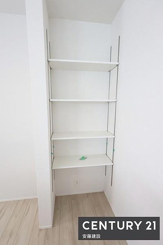 【 パントリー 】キッチン横には食料品や日用品を収納できる可動棚付き収納完備