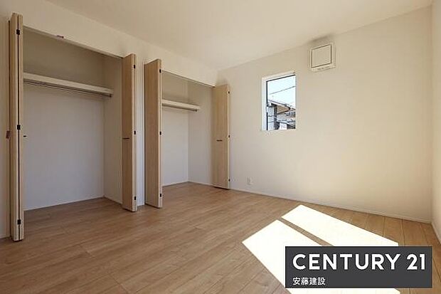 【 寝室 / 7帖 】お好みの家具を置いてこだわりの空間を作れる、ゆとりのある広さの寝室クローゼットが2つに分かれているため使い分けがしやすい設計!