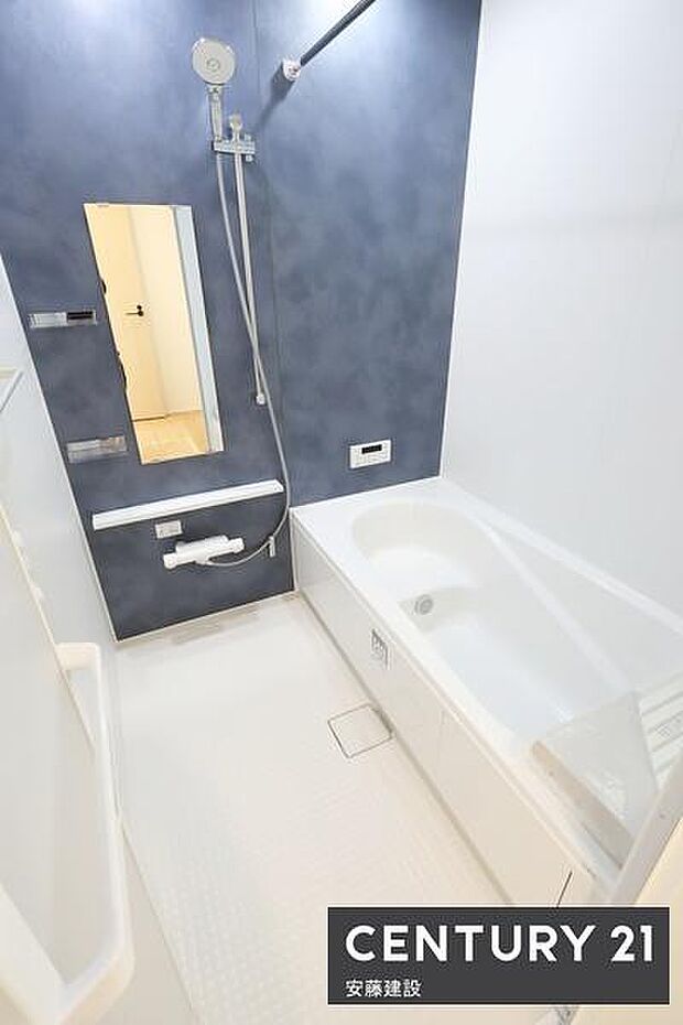 【 浴室 / Bathroom 】シックなアクセントパネルがおしゃれな、清潔感のある浴室ホスクリーンが備わっており、雨の日でも部屋干し可能