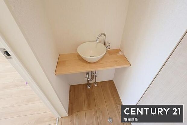 【 設備 】2階廊下にはなにかと便利な手洗い場完備!トイレ横にあり、常に空間を清潔に保てます