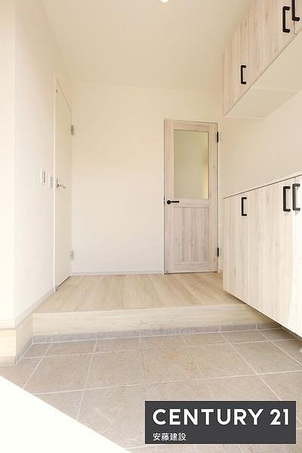 【　玄関　/　entrance　】清潔感あふれる玄関は、帰宅・来客を心地よく迎えてくれます散らかりがちな玄関もすっきり片付くシューズボックス完備