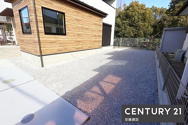 【　庭　/　Garden　】物置や遊び場にも活用できる広さのお庭完備ウッドデッキを付ければ読書やお昼寝も楽しめます！