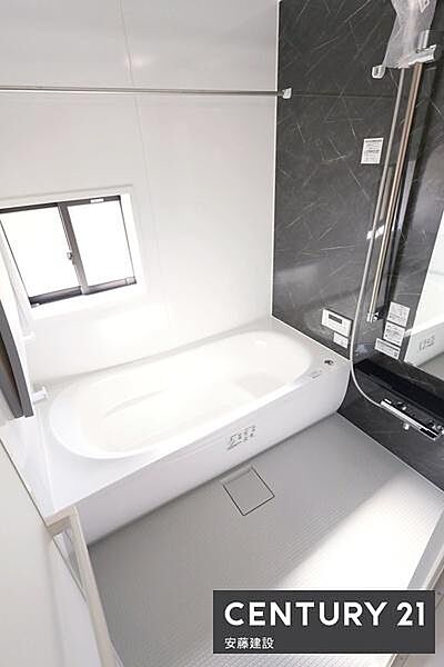 【　浴室　/　Bathroom　】ブラックのアクセントパネルで優雅な空間を演出したシステムバスホスクリーンが備わっており、雨の日でも部屋干し可能