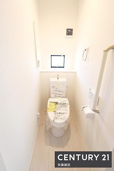 【　トイレ　/　toilet　】明るく清潔的なウォシュレット付きトイレ手すりを完備しており、ご高齢の方まで安心してお使いいただけます