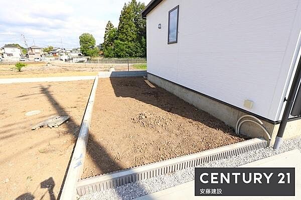 【　庭　/　Garden　】水栓設置済みのため、植栽への水やりや帰宅後のお子様の手洗い、自宅での洗車もスムーズに行えます！