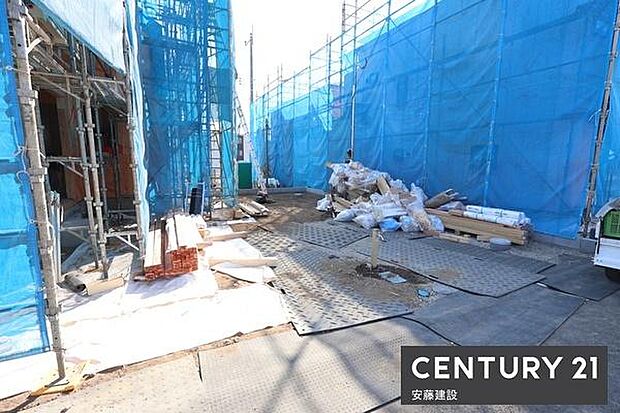 【 駐車場 / parking 】並列2台可能な駐車スペースご夫婦それぞれのお車をお家の前に停めることができます