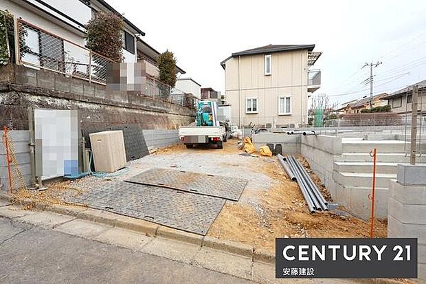 【　駐車場　/　parking　】3台駐車可能なゆとりのスペース（2台並列駐車可）洗車やバイク・自転車置き場などにも役立つしっかりとした広さです！