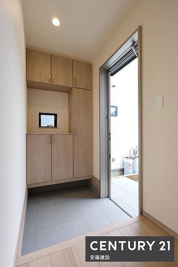 【 玄関 / entrance 】落ち着いた雰囲気のゆとりある玄関は、間口が広く開放的な空間スマートキー完備で荷物が多くても開錠楽ちん!