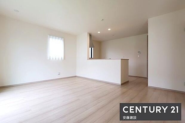 【 リビング / 15.25帖 】家族みんながゆったりくつろげそうな明るいLDK特定寝室を中心に玄関・浴室・トイレまでのバリアフリー動線を想定した設計!