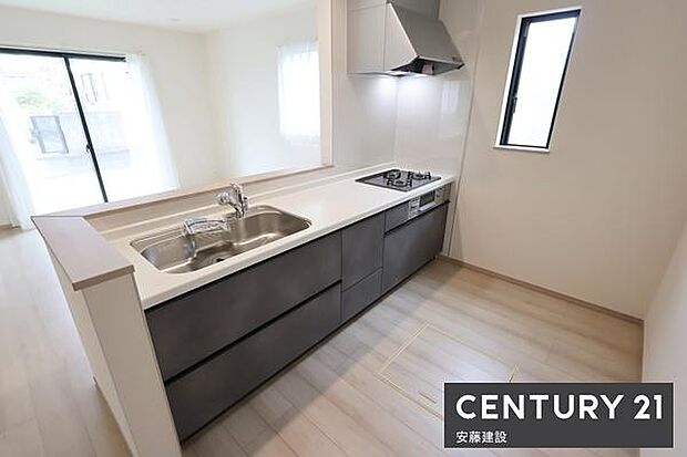 【 キッチン / Kitchen 】収納と作業スペースを確保した対面式システムキッチンリビング全体を見渡せるので、お子様の様子を見守ったり家族との会話も楽しめます!