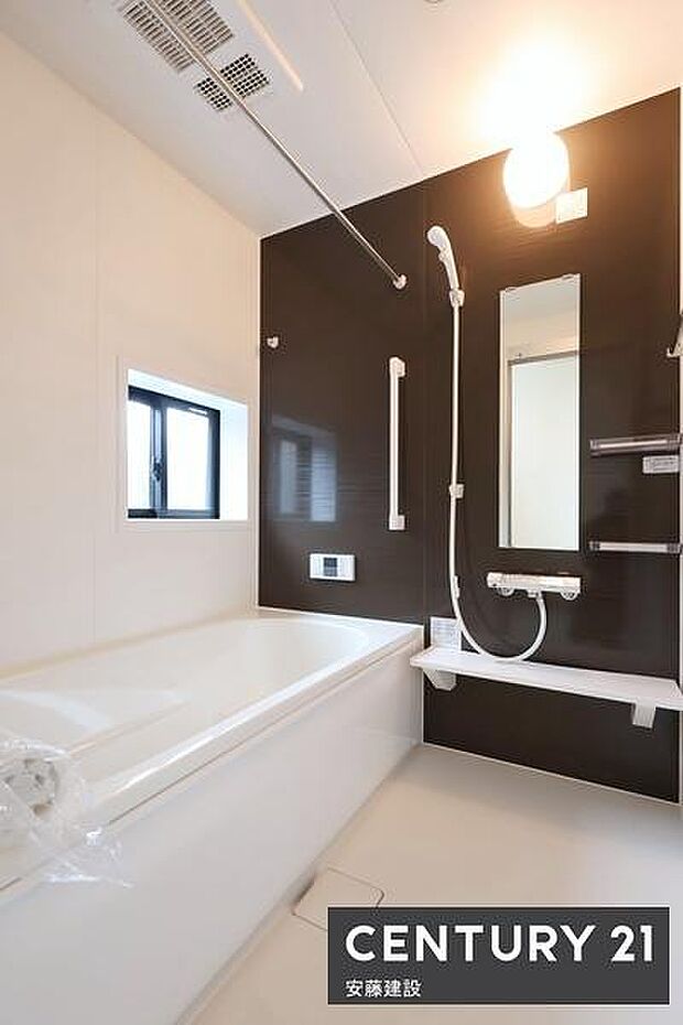 【 浴室 / Bathroom 】ブラックのアクセントパネルで優雅な空間を演出したシステムバスホスクリーンが備わっており、雨の日でも部屋干し可能