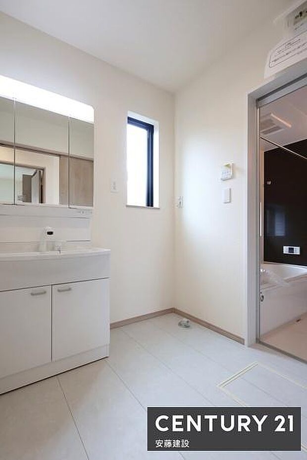 【 洗面所 / Washroom 】清潔感溢れる洗面所は、忙しい朝もストレスフリーに身支度できそうな空間しっかり収納もできる独立洗面化粧台完備!