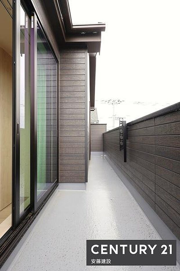 【 バルコニー / Balcony 】2部屋から出入可能な南向きバルコニー!陽当りがよく洗濯物もしっかり乾きます