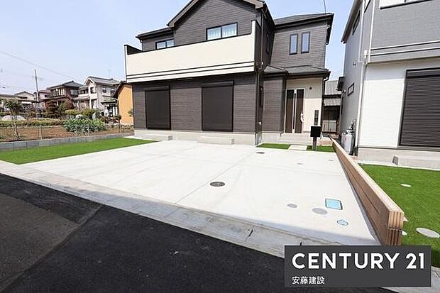 【 駐車場 / parking 】車種により並列2~3台可能な駐車スペース