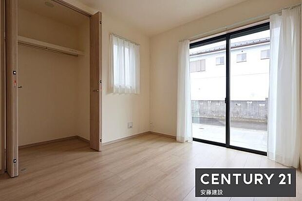 【 1階洋室 / 5.25帖 】リビング横の洋室。扉をあければリビングがより開放的な空間に!廊下側からも出入可能なため客間として活用可能