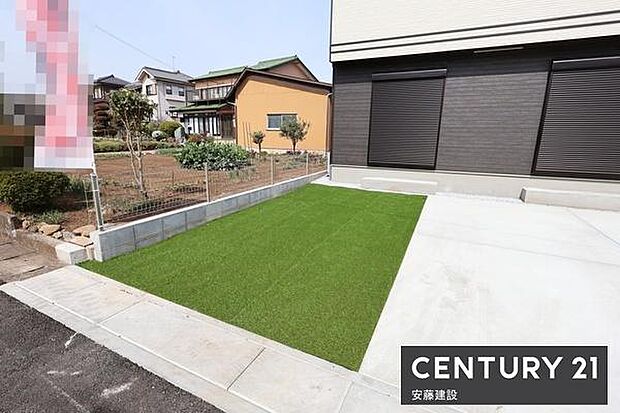 【 庭 / Garden 】物置やお庭としても活用できるスペース人工芝のためお手入れらくちん