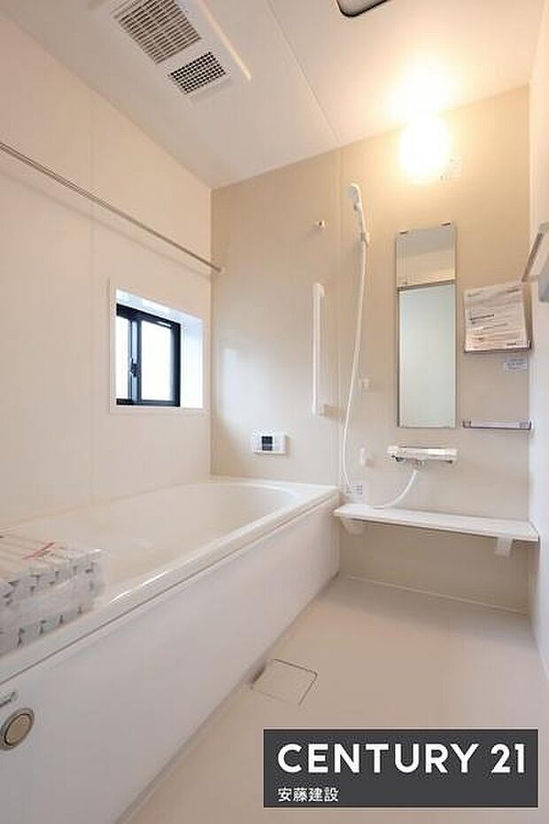 【 浴室 / Bathroom 】たっぷりのお湯にゆったり浸かれそうな、清潔感ある浴室です。ホスクリーンが備わっており、雨の日でも部屋干し可能