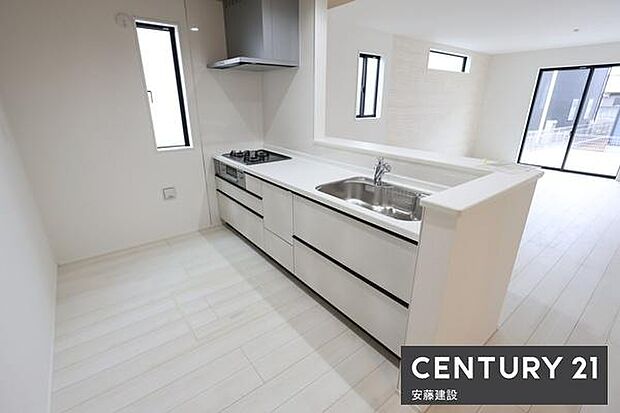 【 キッチン / Kitchen 】リビングを見渡せるオープンキッチンで、お料理の受け渡しもスムーズ!窓があり熱やにおいがこもりにくい設計