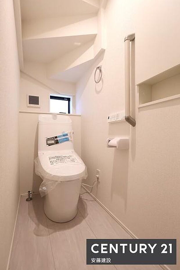 【 トイレ / toilet 】清潔的なウォッシュレット付きトイレちょっとした棚があるのも嬉しいポイント