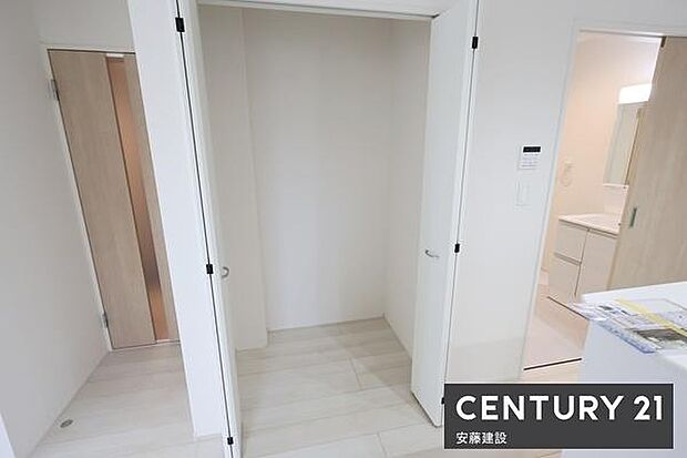 【 パントリー 】食料品や日用品を収納できるパントリー完備!